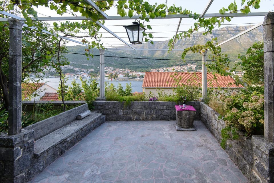 Balcony/Terrace, Text overlay