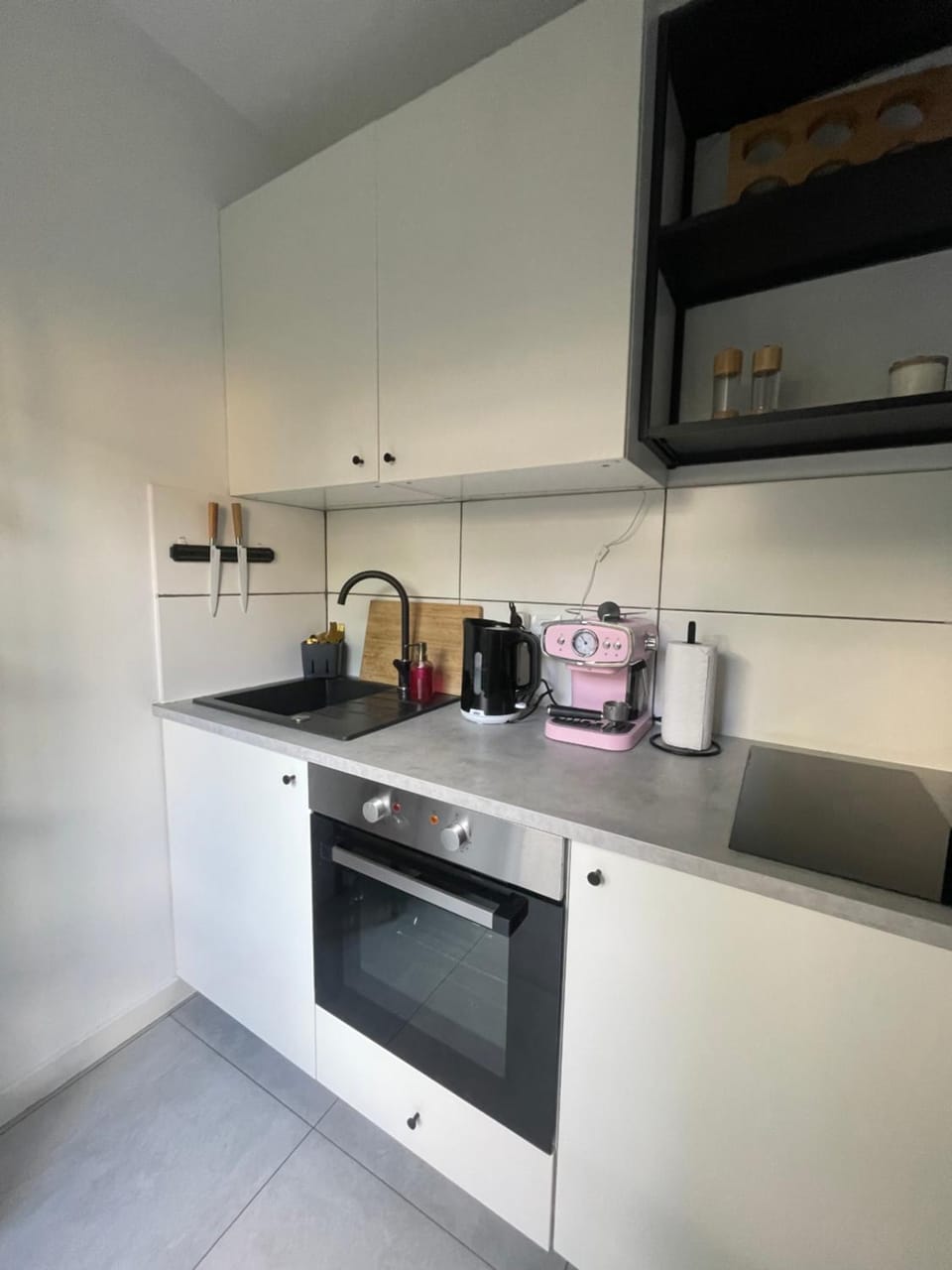 Coffee/tea facilities, Kitchen or kitchenette, stove