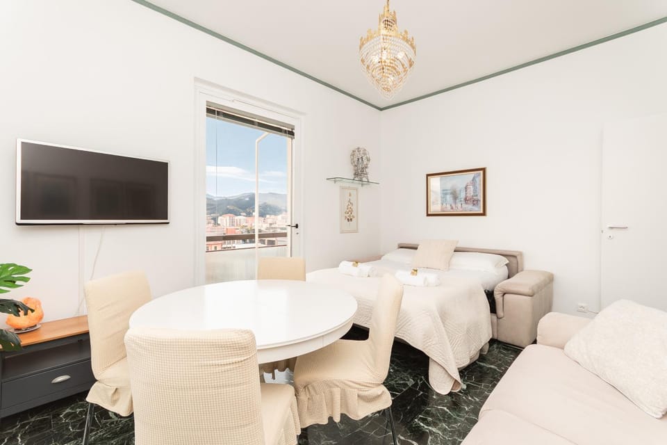 Bed, TV and multimedia, Living room, Photo of the whole room, Seating area, Bedroom