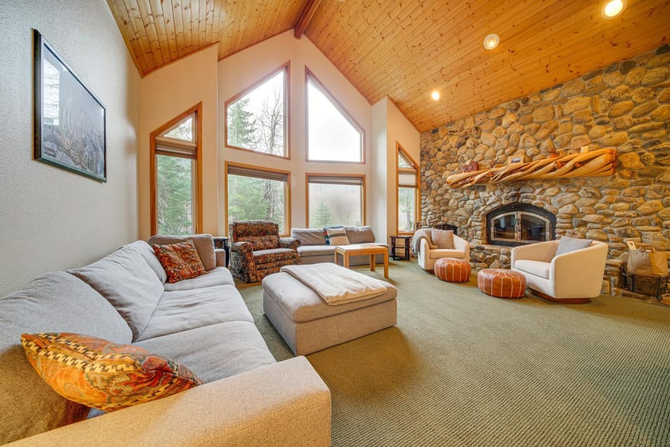 19 Mi to Slopes at Crystal Mtn Getaway with Hot Tub House in King County