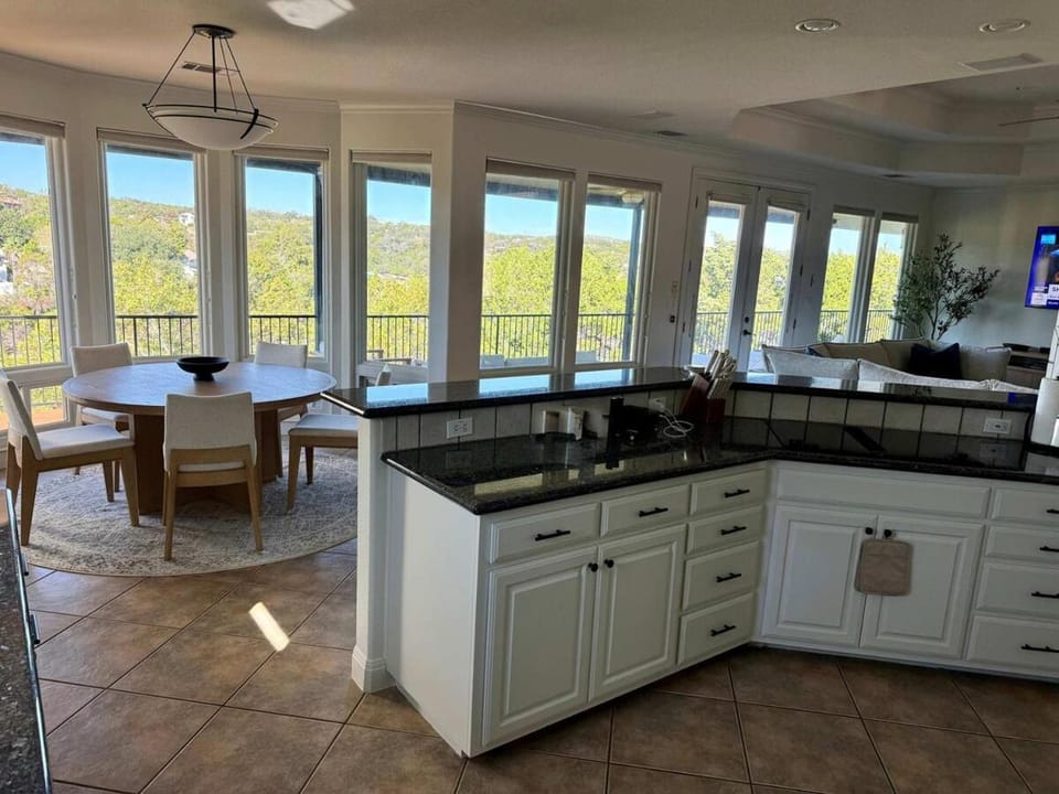 Luxury Lakefront Escape - Boat Dock, Lift & Views House in Lake Travis