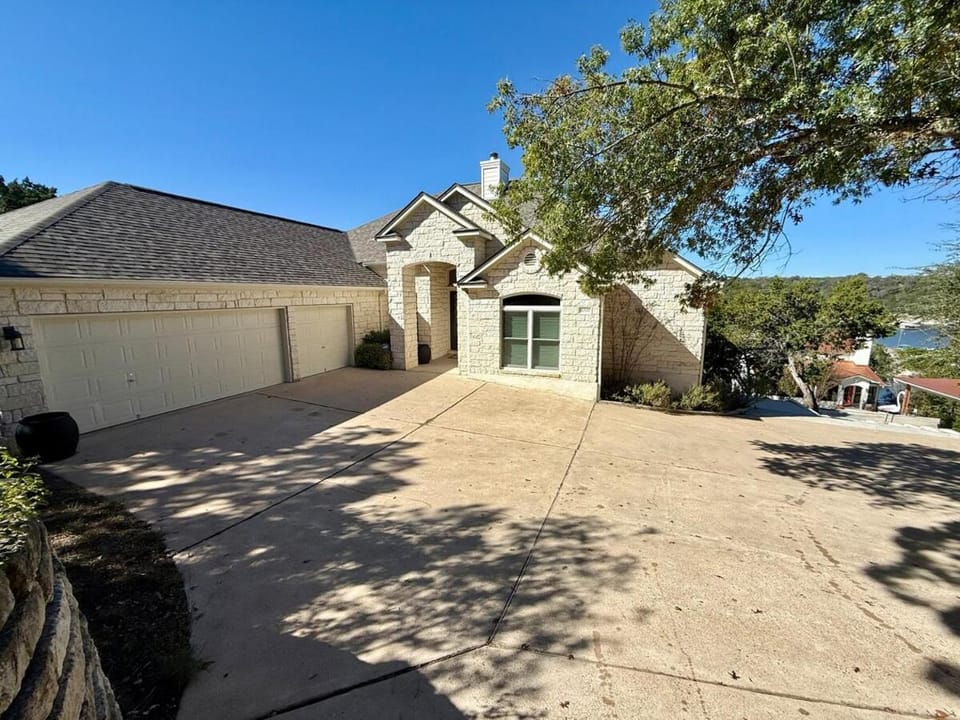 Luxury Lakefront Escape - Boat Dock, Lift & Views House in Lake Travis