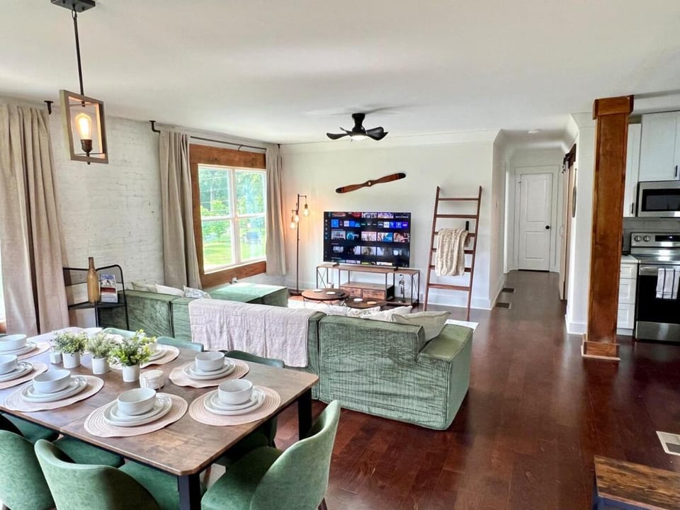 Historic Stay Balcony Games mins to BR McCays Apartment in Epworth