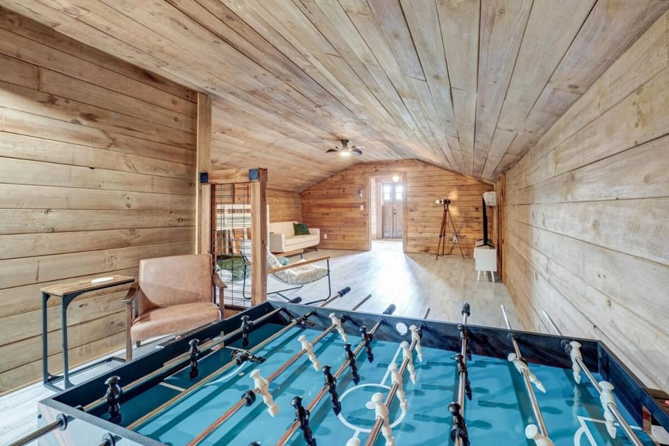 Historic Stay Balcony Games mins to BR McCays Apartment in Epworth