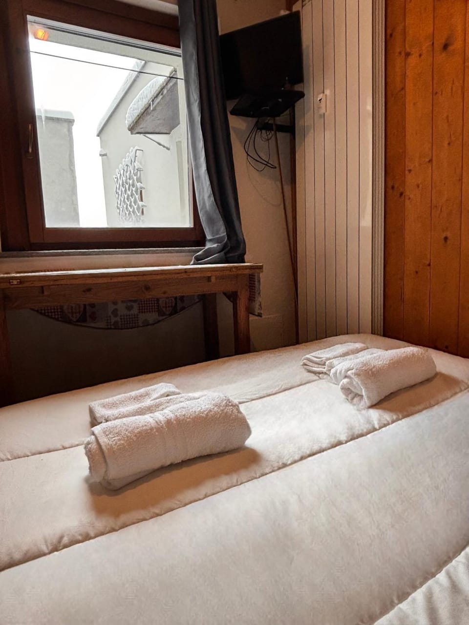 Bed, TV and multimedia, towels