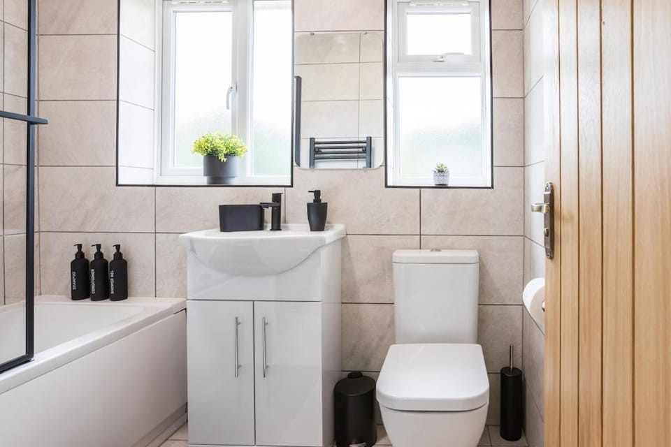 4 Bed Home sleeps 7 close to Cheshire Oaks Princes Rd House in Ellesmere Port