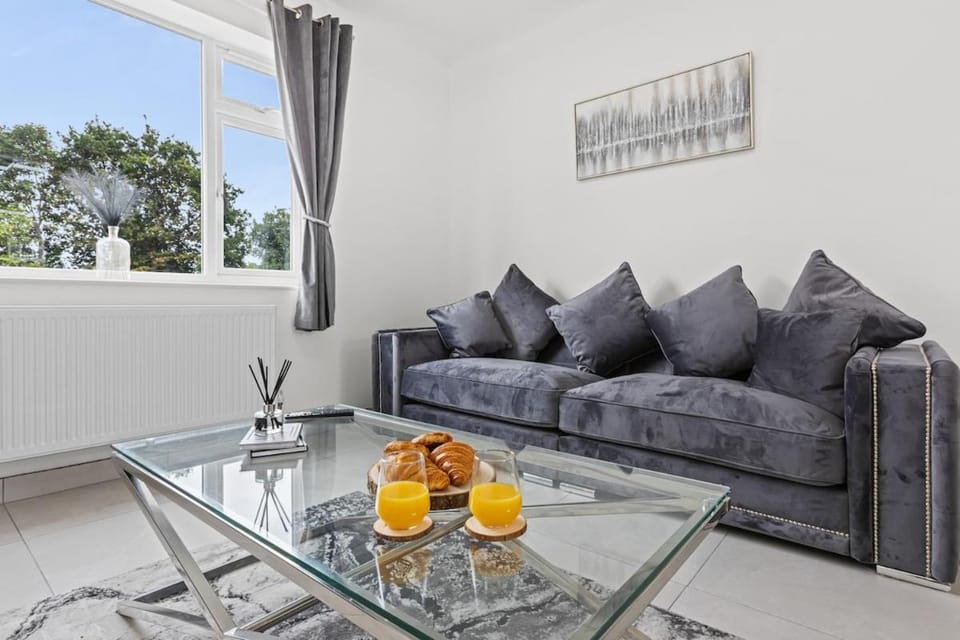 4 Bed Home sleeps 7 close to Cheshire Oaks Princes Rd House in Ellesmere Port