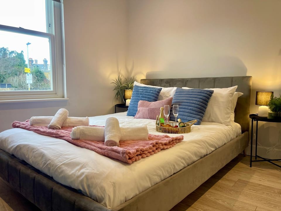 Convenient 2 bed in central Faversham with parking Apartment in Borough of Swale