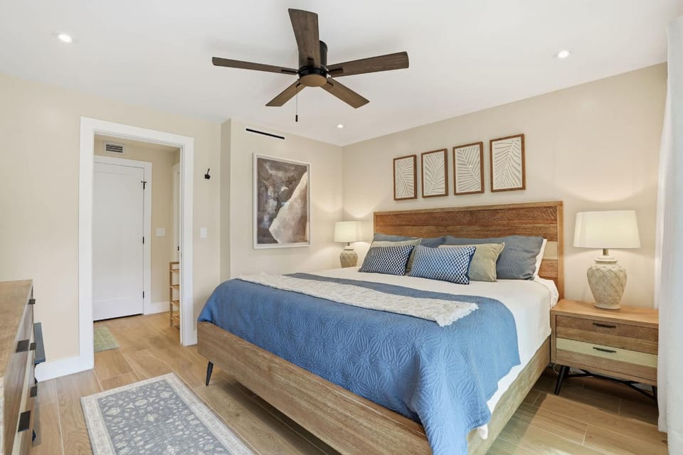 Renovated Designer Furnished With Lake Views House in Naples