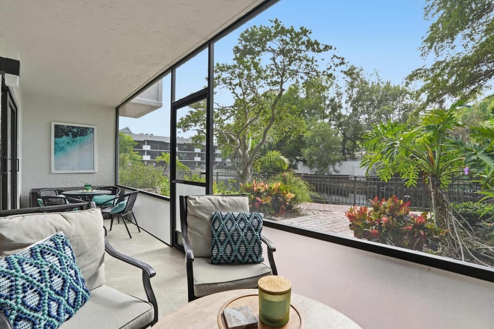 Renovated Designer Furnished With Lake Views House in Naples