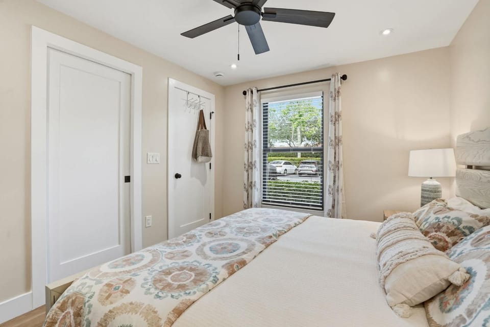 Renovated Designer Furnished With Lake Views House in Naples