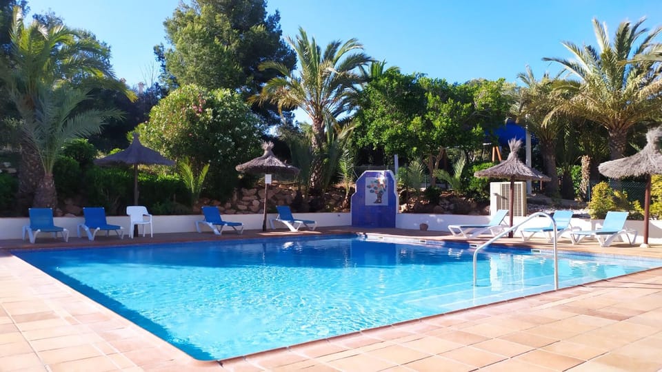 Swimming pool, sunbed