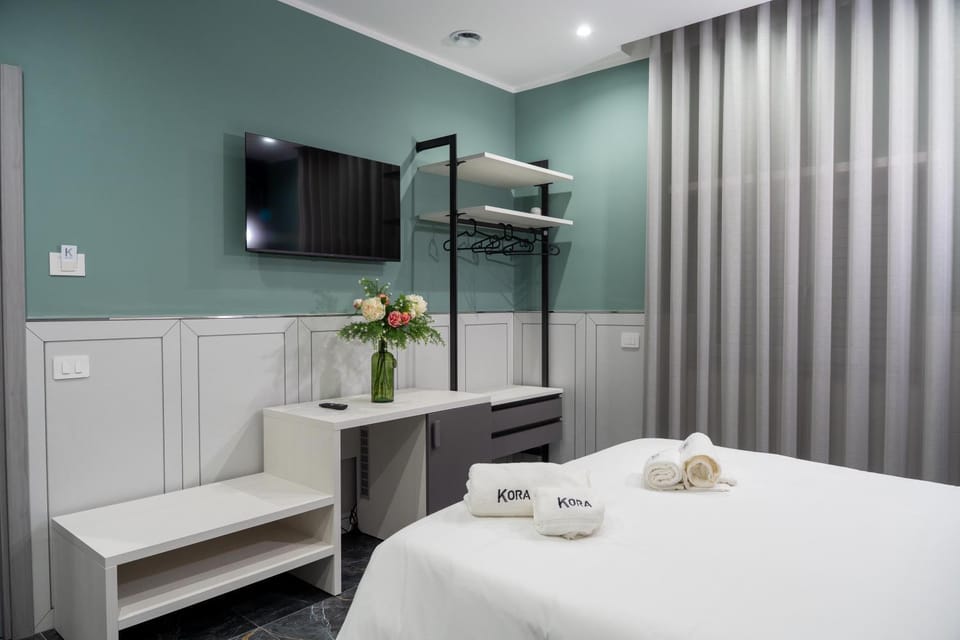 Photo of the whole room, minibar