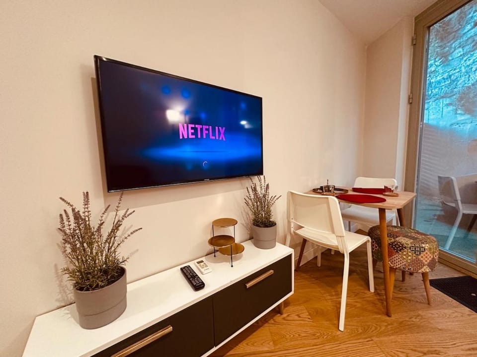 Communal lounge/ TV room, TV and multimedia, Living room, Seating area, Dining area