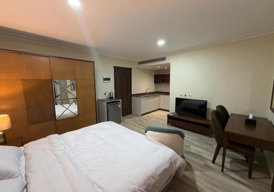 Bed, TV and multimedia, Photo of the whole room, Seating area, Bedroom, minibar, wardrobe, air conditioner