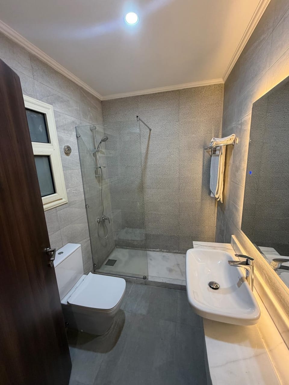 Shower, Toilet, Bathroom, towels