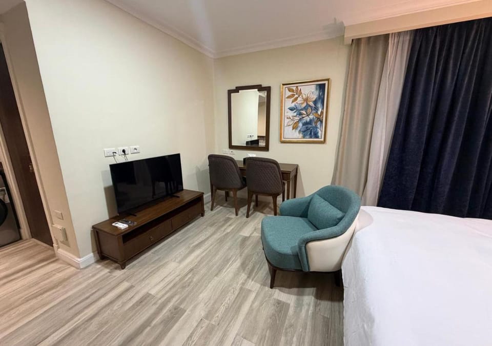 Communal lounge/ TV room, Bed, TV and multimedia, Seating area, Bedroom