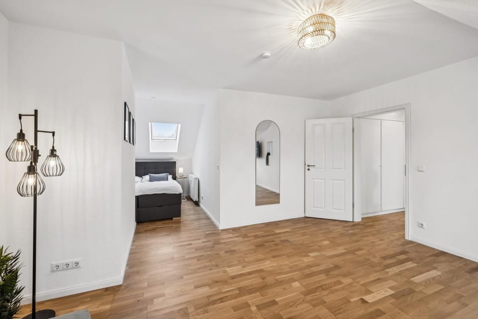 Bed, Photo of the whole room, Bedroom, Food