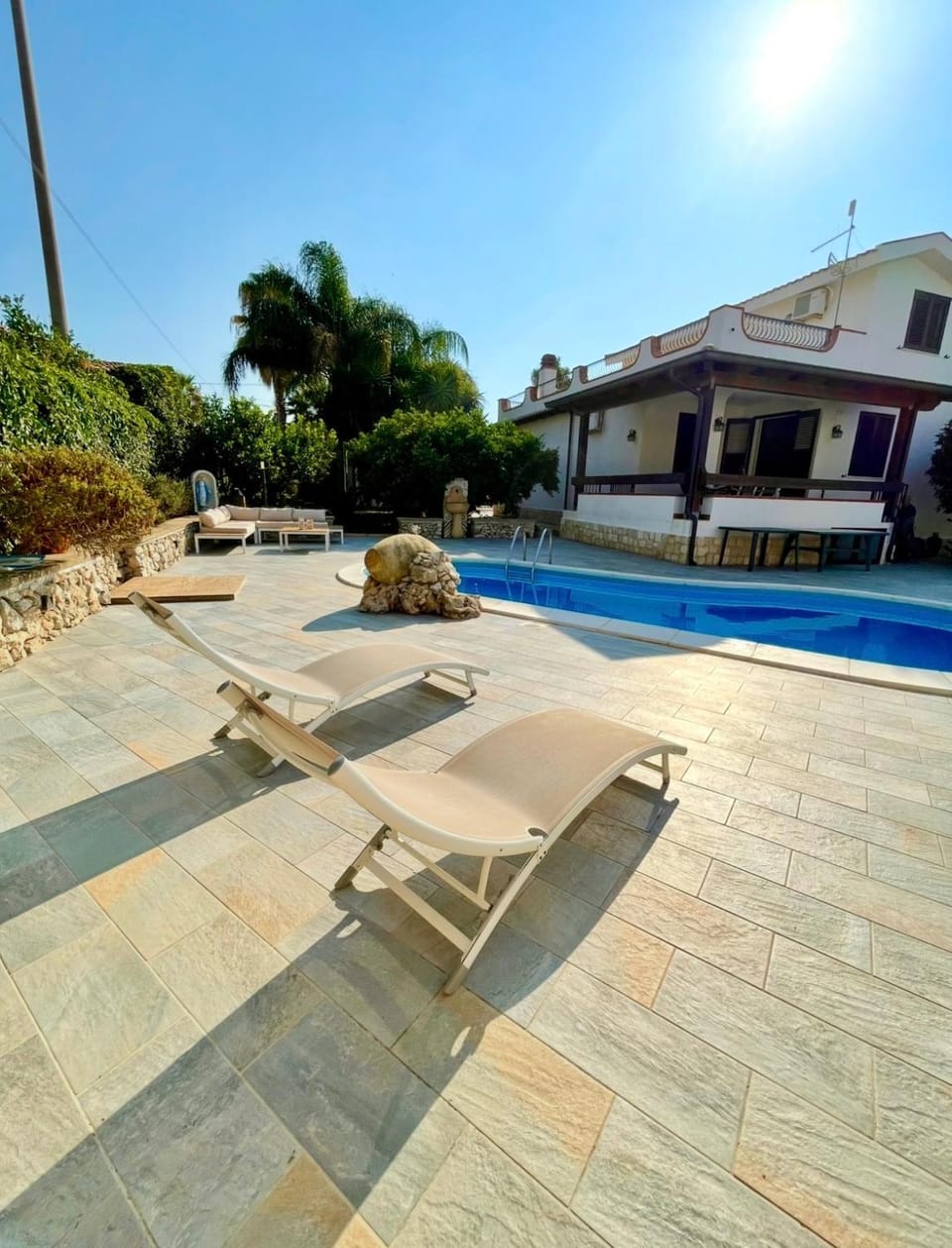 Property building, Patio, Day, Pool view, Swimming pool, Swimming pool, sunbed