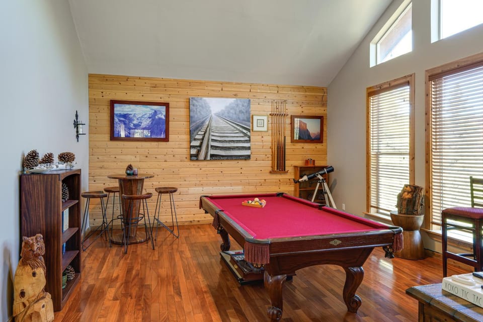 PMC Mountainside Cabin: Hit the Trails, Play Pool! Cabin in Pine Mountain Club