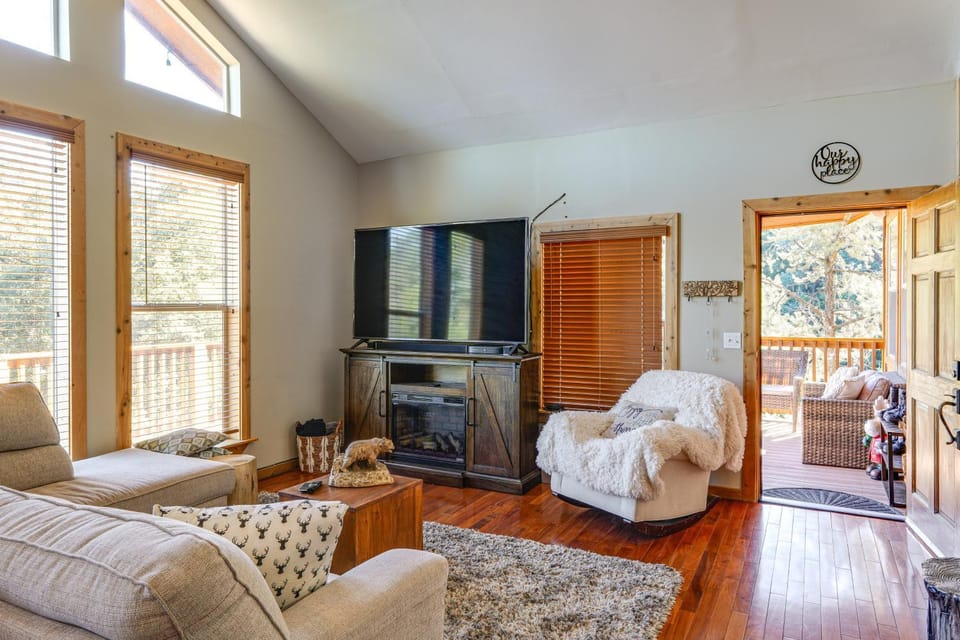 PMC Mountainside Cabin: Hit the Trails, Play Pool! Cabin in Pine Mountain Club