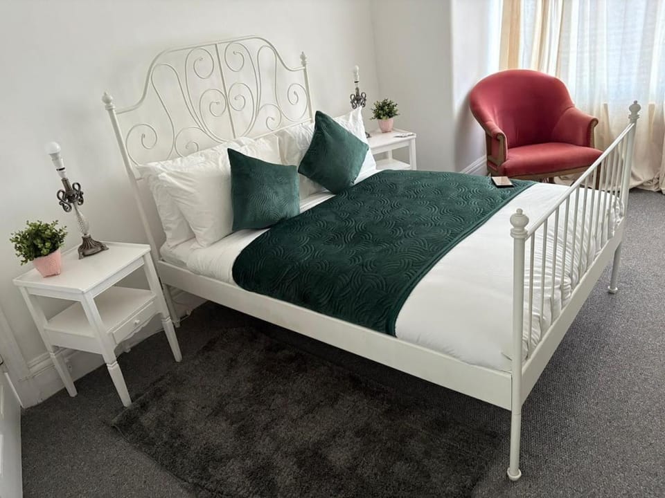 Modern 2-Bed Home Sleeps 3 Near Palmers Green Stn Apartment in London