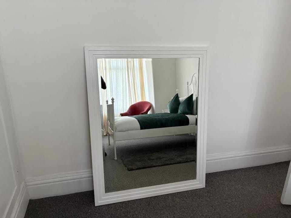 Modern 2-Bed Home Sleeps 3 Near Palmers Green Stn Apartment in London