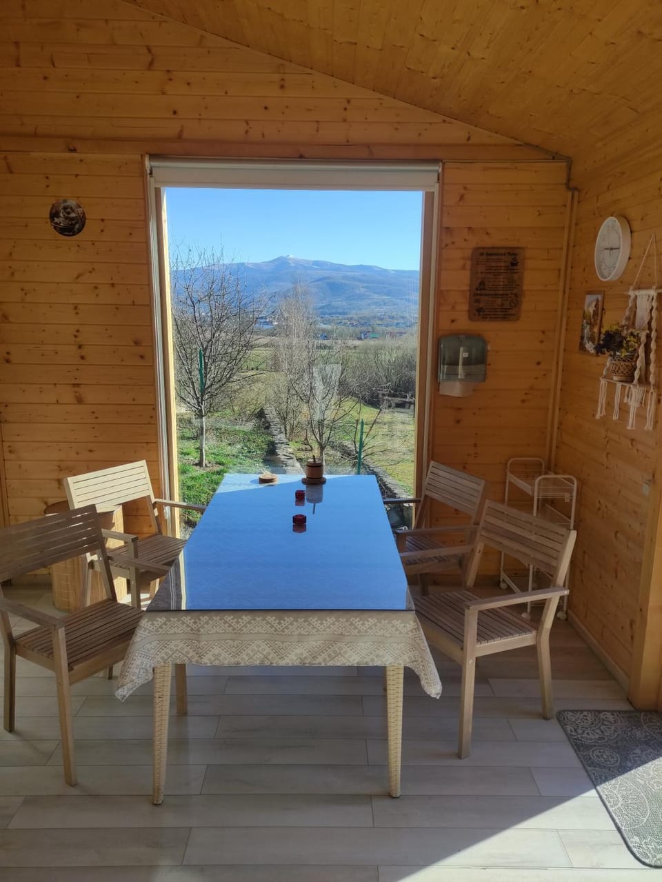 Dining area, Mountain view