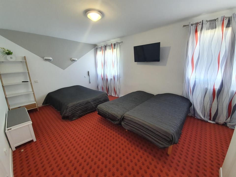 Toilet, Bed, TV and multimedia, Seating area, Bedroom, Bath