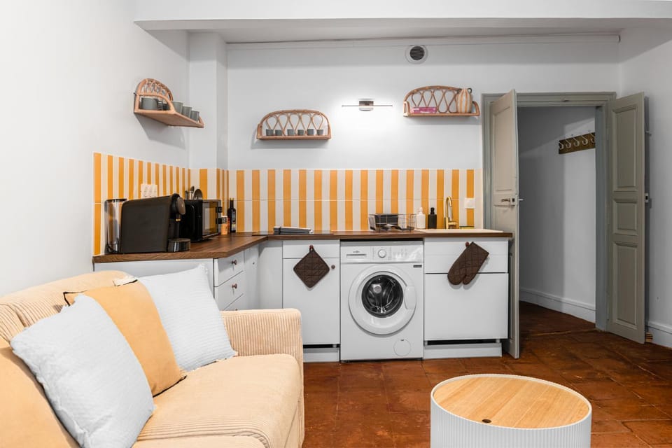 Kitchen or kitchenette, Family, stove, toaster, washing machine, kitchen