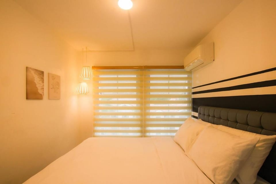 Casa - The Calm Coastal Two-Bedroom Suite Near SM Seaside Mall and Nustar Casino Apartment in Cebu City