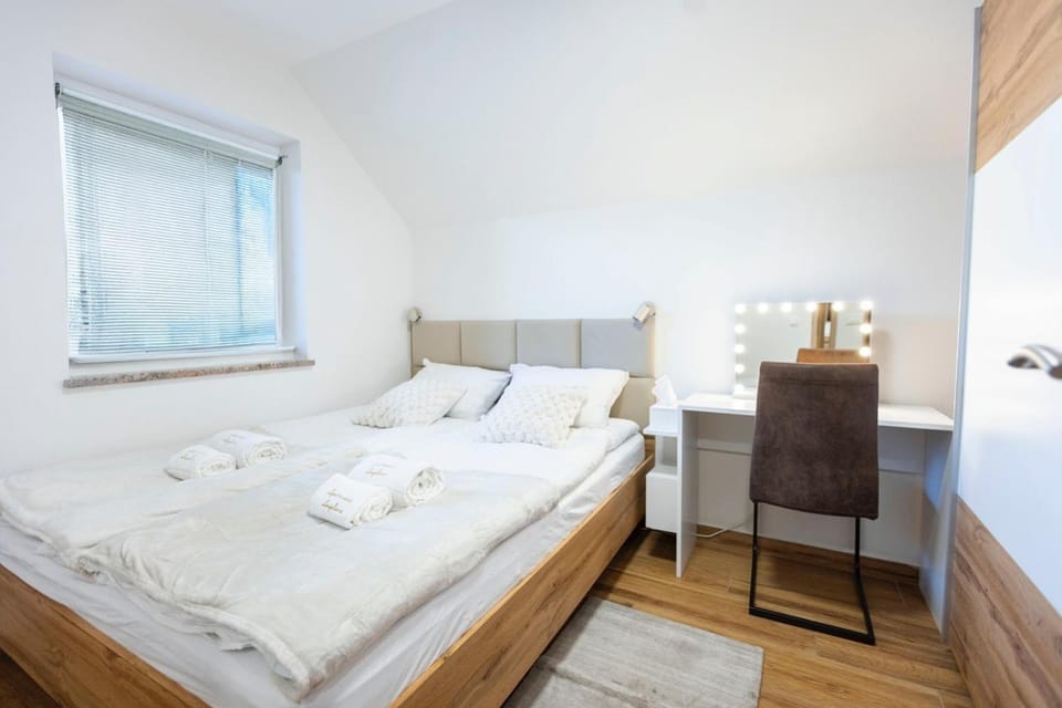 Bed, Photo of the whole room, Bedroom, towels