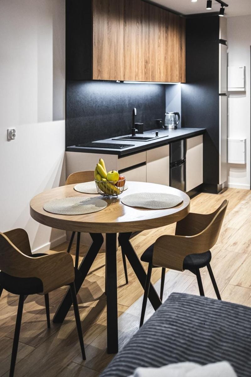 Kitchen or kitchenette, Dining area