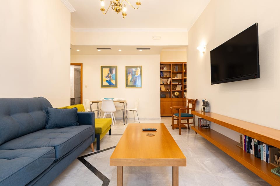 Library, TV and multimedia, Living room, Food and drinks, Seating area, Evening entertainment, Drinks