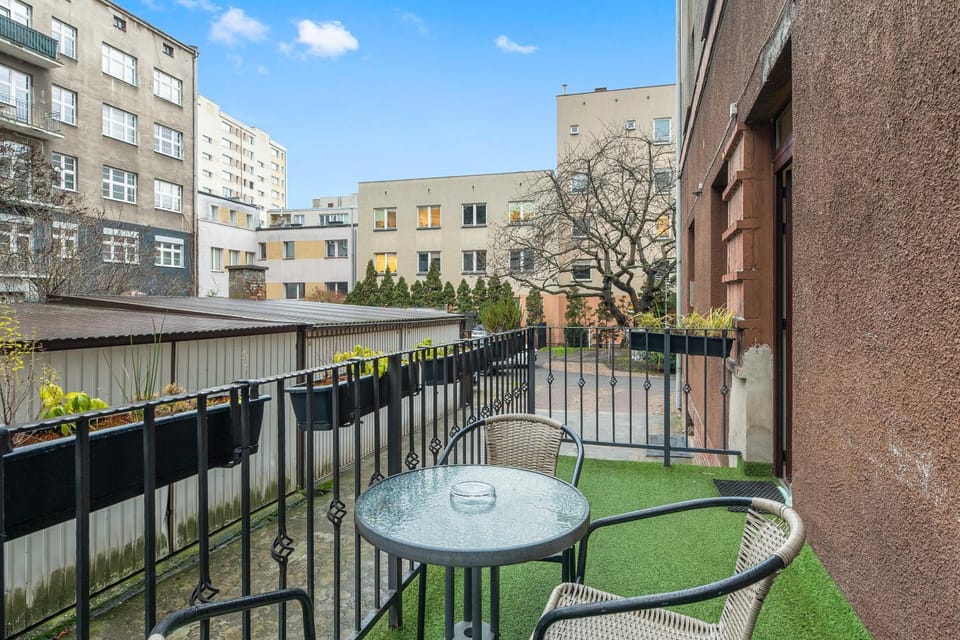 Property building, Day, Balcony/Terrace