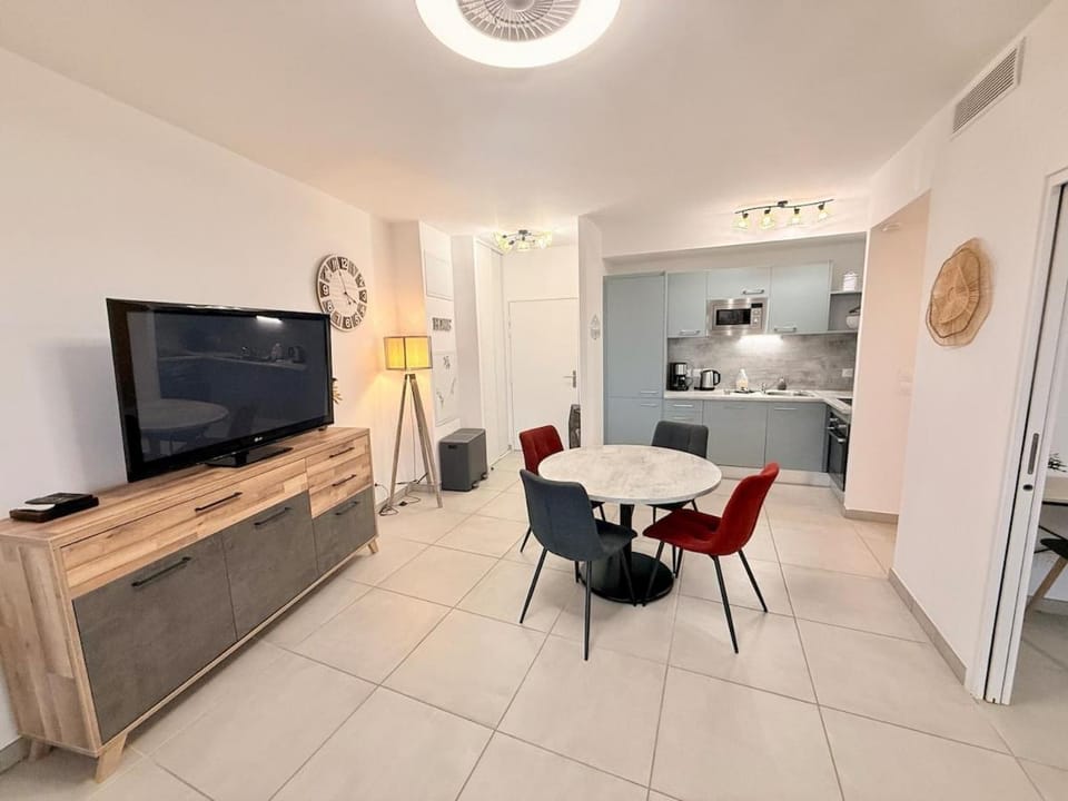 Iconic T3 - Parking - Wifi - Vue mer et Montagne Apartment in Agde