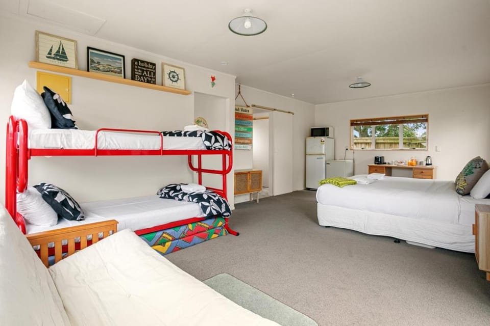 Bed, Coffee/tea facilities, Living room, bunk bed, microwave