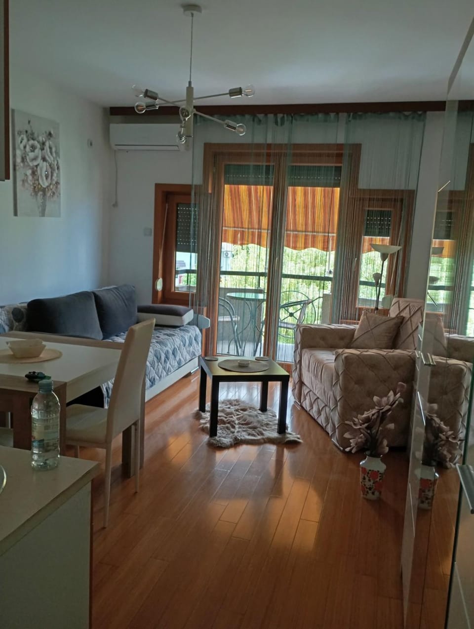 Living room, Photo of the whole room