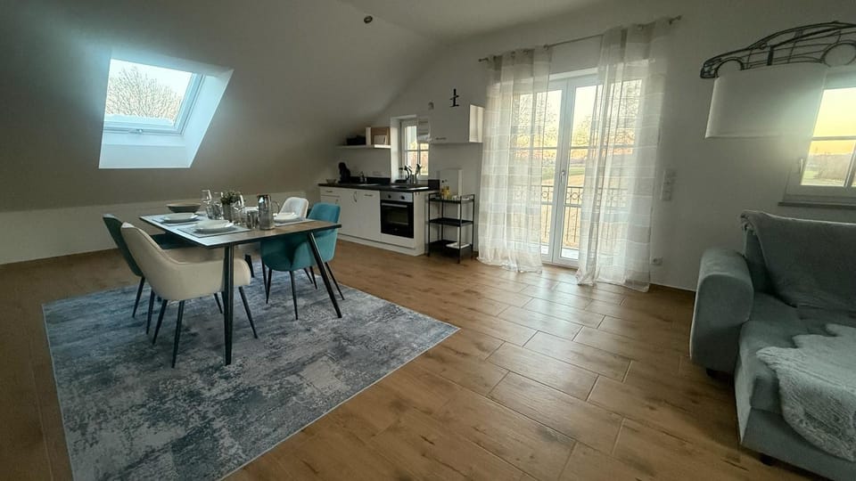 Coffee/tea facilities, Kitchen or kitchenette, Seating area, Dining area
