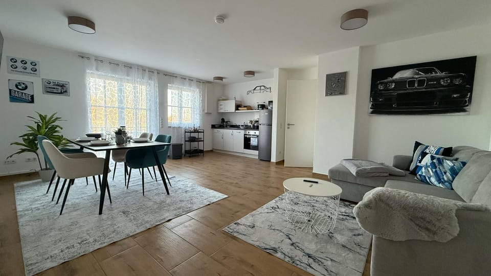 TV and multimedia, Kitchen or kitchenette, Living room, Seating area, Dining area, stove