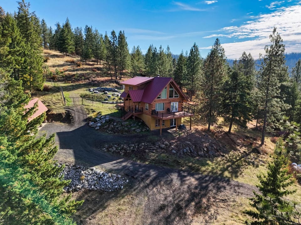 Nomad Peak Retreat Rustic Cabin in Mt Spokane Cabin in Washington