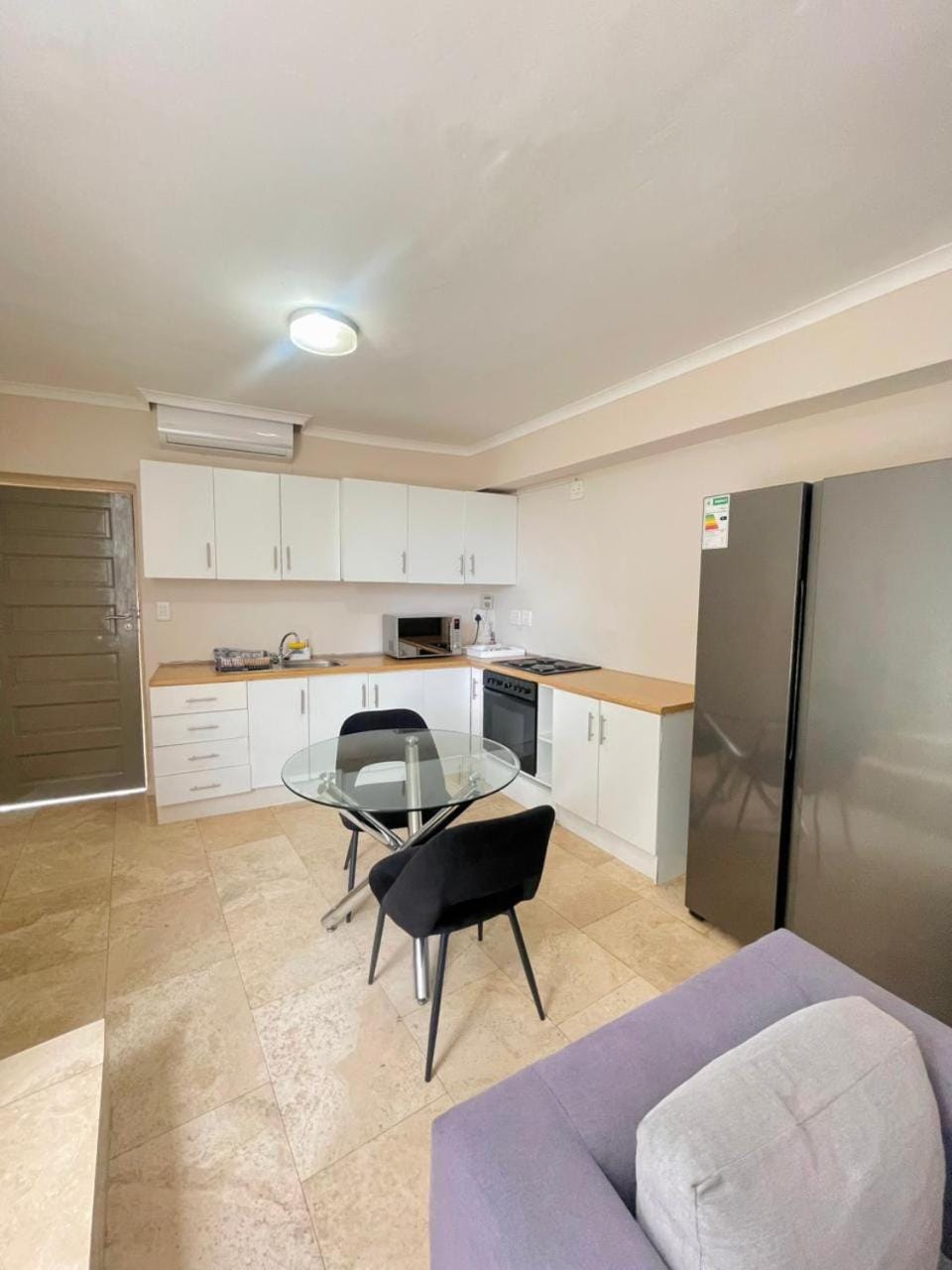 Kitchen or kitchenette, Dining area, microwave, oven