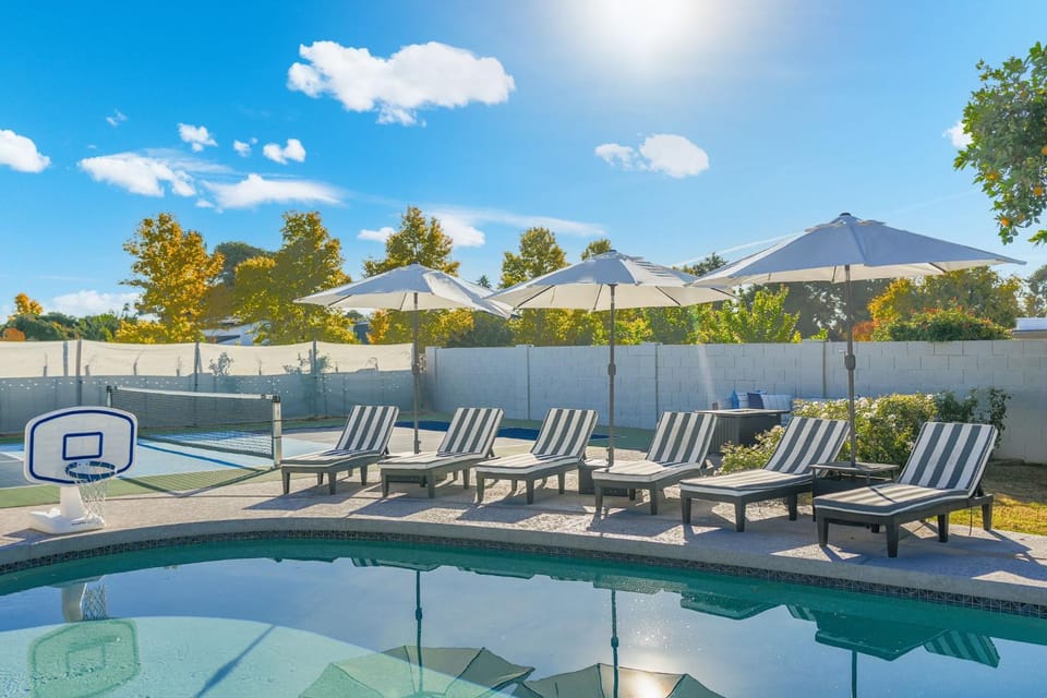 Casa Brivada with Heated Pool Spa & Pickleball House in Buenavante