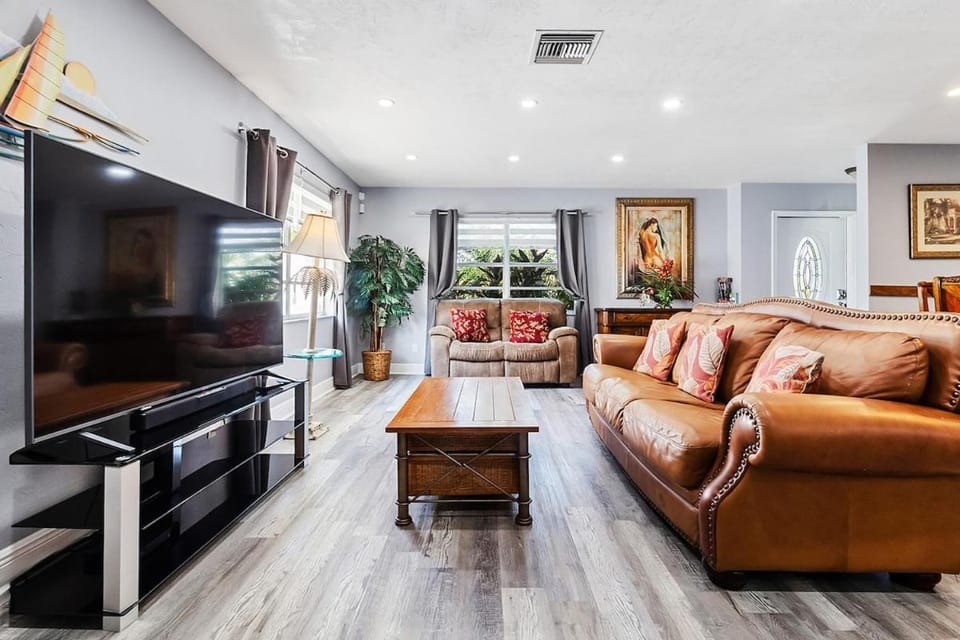 Tropical paradise 6 bedroom 4 bath house with pool close to the beach House in Naples Park