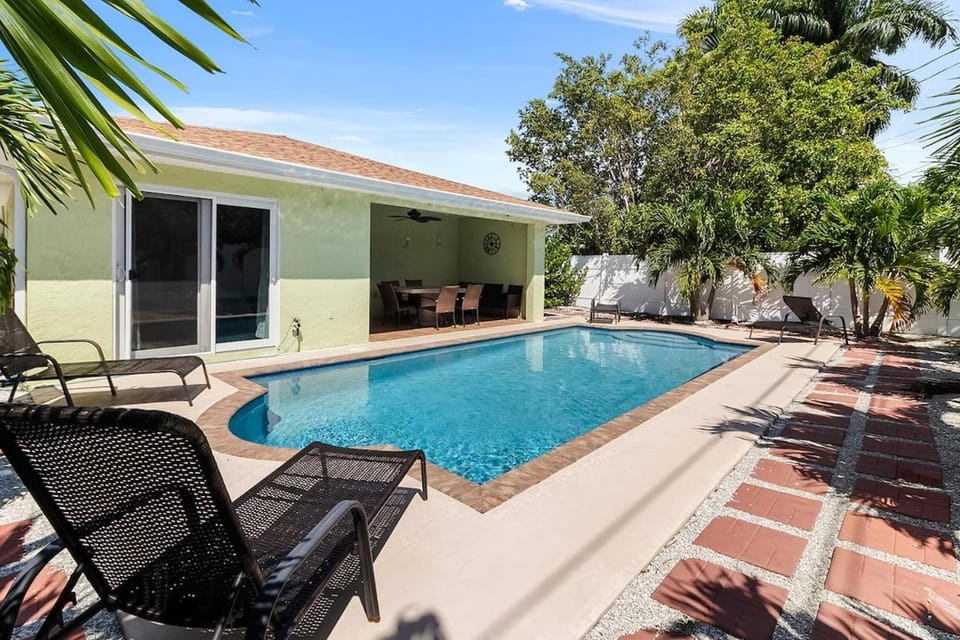 Tropical paradise 6 bedroom 4 bath house with pool close to the beach House in Naples Park
