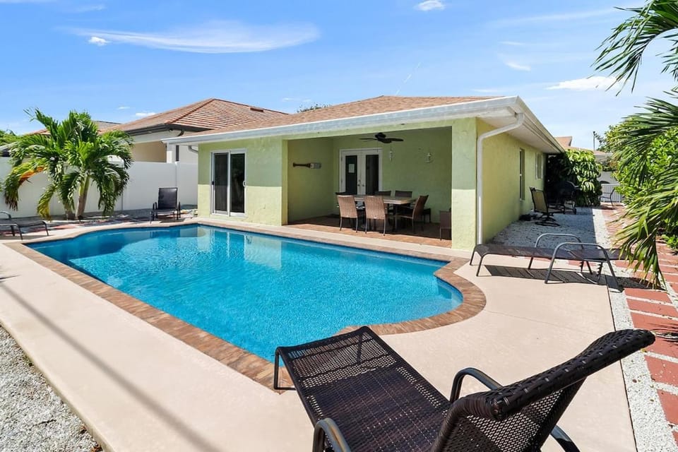 Tropical paradise 6 bedroom 4 bath house with pool close to the beach House in Naples Park