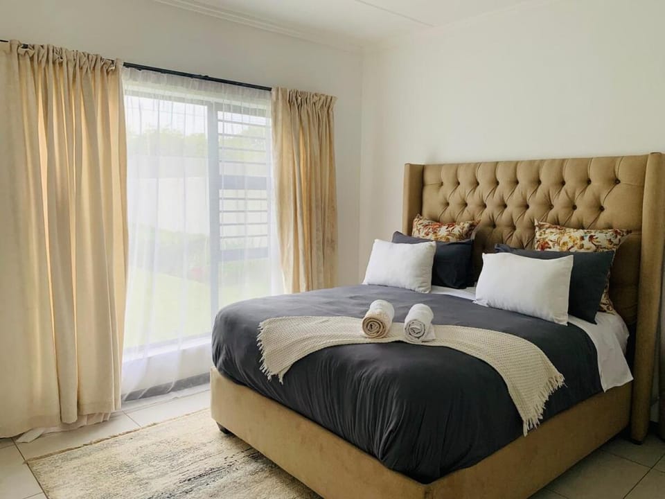2 Bed 2 Bath Private Garden Apartment Apartment in Sandton