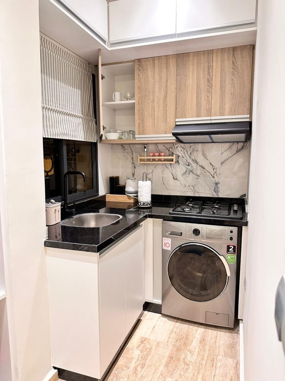 Kitchen or kitchenette, minibar, washing machine