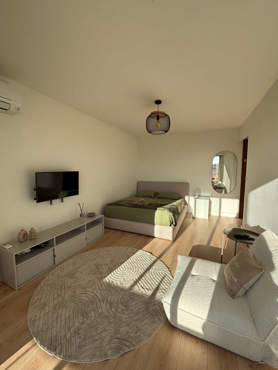 Bed, TV and multimedia, Living room, Photo of the whole room, Seating area, Bedroom, air conditioner