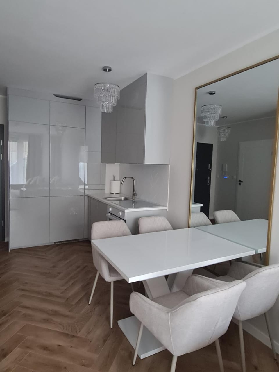 Kitchen or kitchenette, Dining area